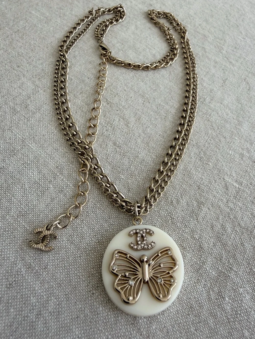 🤍CHANEL Gold-Tone Chain Necklace with Cream Disc & Butterfly✨